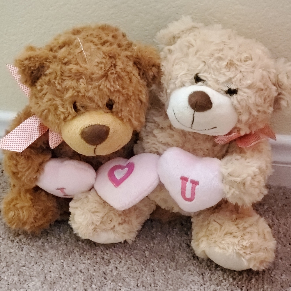 Hugging "I ♡ U" teddy bears